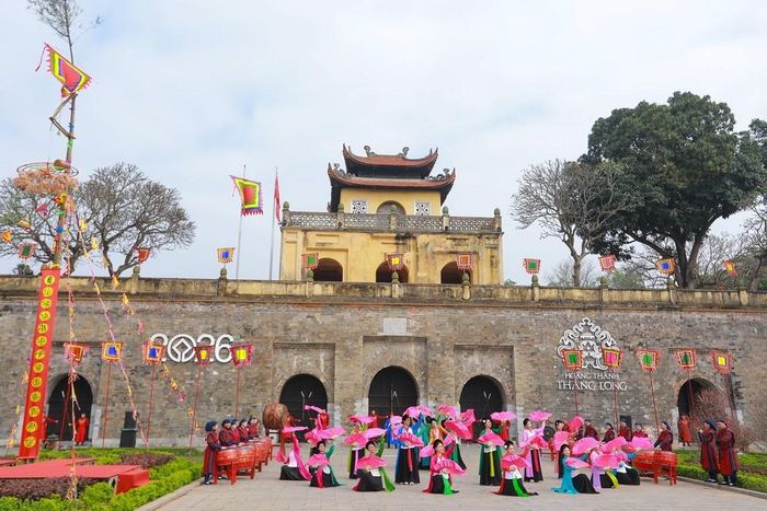 Tái hiện các nghi lễ “Tống cựu Nghinh tân” tại Hoàng thành Thăng Long. Ảnh: Khánh Hoà - TTXVN