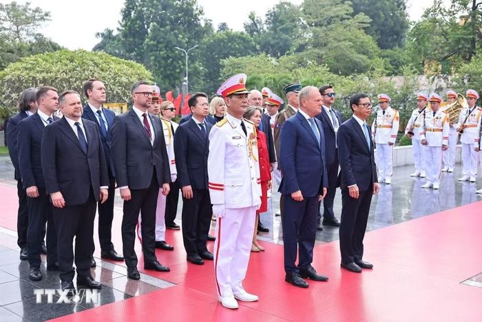 Thủ tướng Cộng hòa Ba Lan Donald Tusk tưởng niệm các Anh hùng liệt sĩ - Ảnh: TTXVN