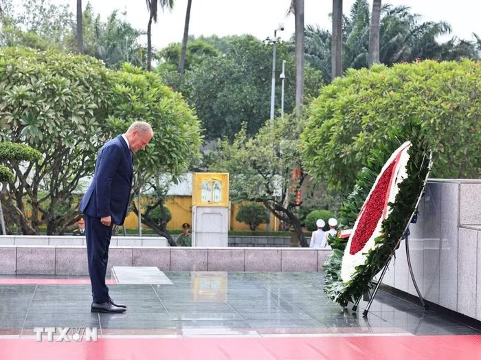 Thủ tướng Cộng hòa Ba Lan Donald Tusk đến đặt vòng hoa tại Đài tưởng niệm các Anh hùng liệt sĩ - Ảnh: TTXVN