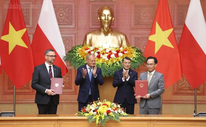 Hai Thủ tướng cùng chứng kiến Lễ trao văn kiện hợp tác song phương trong lĩnh vực giáo dục đại học - Ảnh: chinhphu.vn/Nhật Bắc