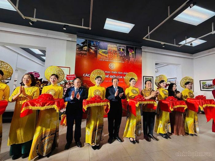 Các đại biểu thực hiện nghi thức khai mạc. Ảnh: chinhphu.vn/Minh Thư