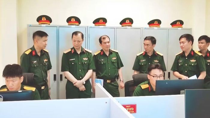 Kiểm tra thực hiện nhiệm vụ tác chiến tại Trung tâm 386, Bộ Tư lệnh 86. (Ảnh: BỘ TƯ LỆNH 86)
