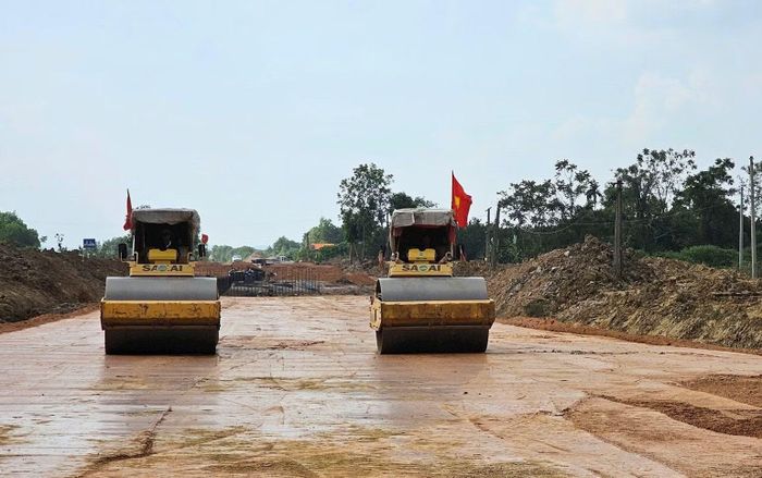 Thi công nền đường từ cầu Nỏ Hẻn đến Đường tỉnh 514 ở Thanh Hóa.
