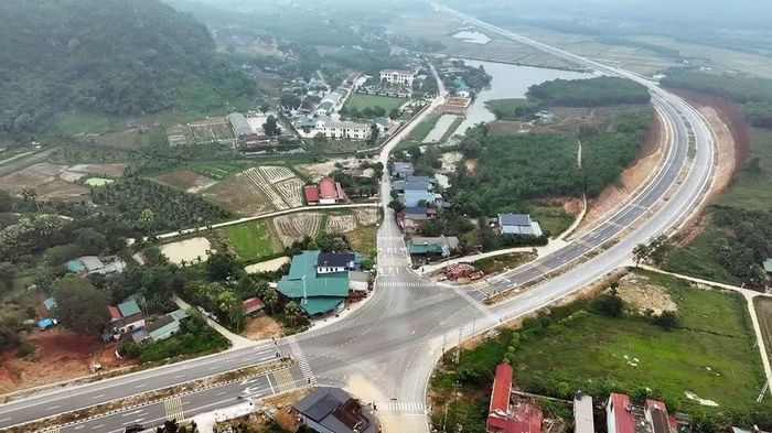 Đường Vạn Thiện-Bến En đi qua các xã Nông Cống, Thăng Bình, Như Thanh và Yên Thọ, tỉnh Thanh Hóa. (Ảnh: TTXVN)
