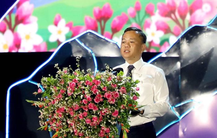Phó Chủ tịch Ủy ban nhân dân tỉnh Tuyên Quang Đỗ Hùng Đức phát biểu khai mạc lễ hội. (Ảnh: KHÁNH TOÀN)