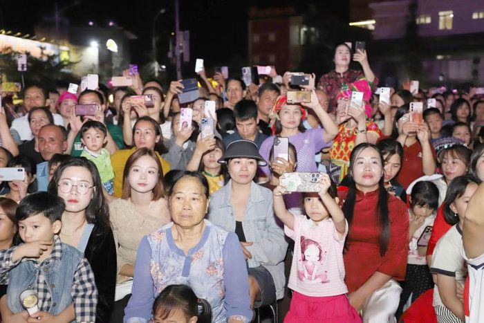 Đông đảo người dân và du khách dự khai mạc Lễ hội hoa tam giác mạch năm 2026. (Ảnh: KHÁNH TOÀN)
