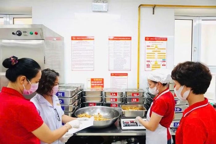 Kiểm tra công tác bảo đảm an toàn thực phẩm tại bếp ăn bán trú Trường tiểu học Tràng An (phường Hoàn Kiếm, thành phố Hà Nội). (Ảnh: THU QUỲNH)