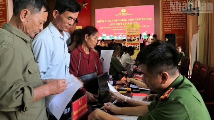 Việc thu nhận, lưu trữ và đối chiếu thông tin ADN thân nhân là một trong những giải pháp phục vụ công tác tìm kiếm, xác định danh tính hài cốt liệt sĩ chưa rõ thông tin.