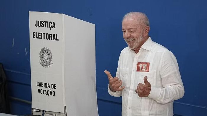 Tổng thống Brazil Lula da Silva bỏ phiếu tại một điểm bầu cử ở Sao Bernardo do Campo, Brazil, ngày 25/10/2026. (Ảnh: THX/TTXVN)