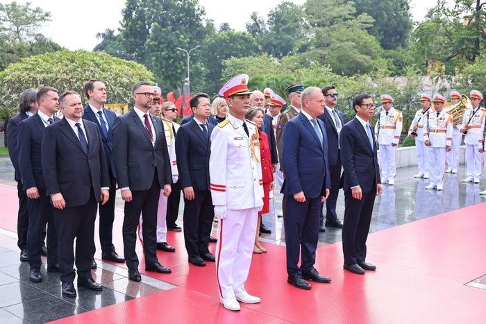 Thủ tướng Cộng hòa Ba Lan Donald Tusk tưởng niệm các Anh hùng liệt sĩ. (Ảnh: TTXVN)