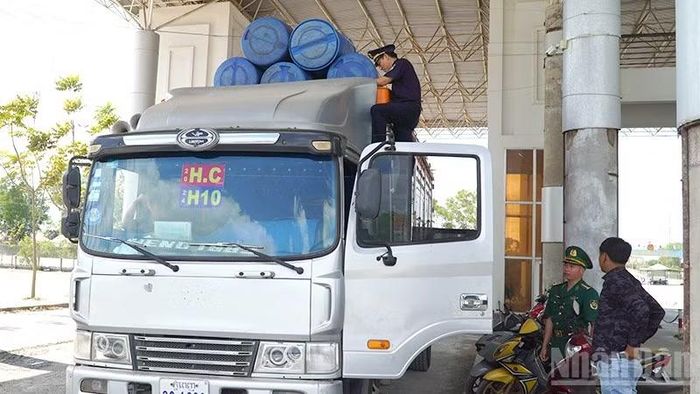 Phương tiện làm thủ tục qua Cửa khẩu quốc tế Dinh Bà, tỉnh Đồng Tháp. (Ảnh: HỮU NGHĨA)