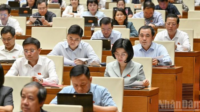 Quốc hội làm việc tại hội trường, nghe Tờ trình và Báo cáo thẩm tra dự án Luật Xử lý vi phạm hành chính (sửa đổi). (Ảnh: THỦY NGUYÊN)