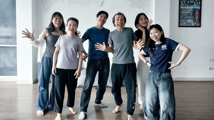 Nghệ sĩ Hoàng Tùng và các học viên của lớp học kịch câm tại Trung tâm TPD. (Ảnh: Nhân vật cung cấp)