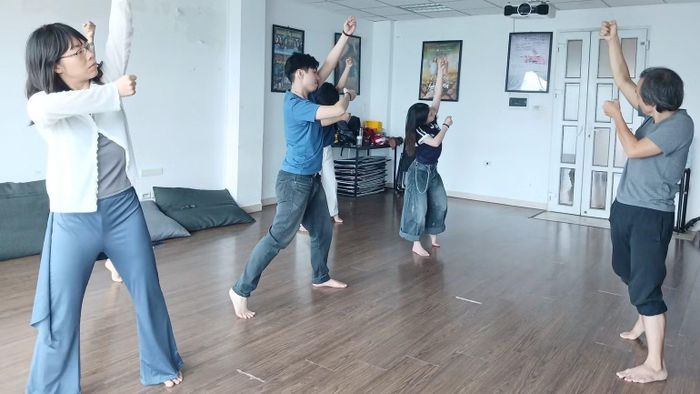 Nghệ sĩ Hoàng Tùng hướng dẫn bài tập kéo dây cho các học viên tại lớp kịch câm. (Ảnh: NGỌC KHÁNH)