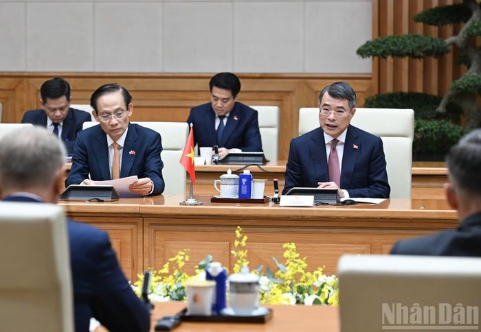 Thủ tướng Lê Minh Hưng phát biểu tại hội đàm với Thủ tướng Cộng hòa Ba Lan Donald Tusk.