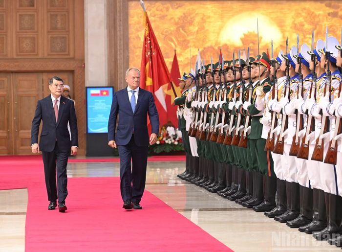 Thủ tướng Lê Minh Hưng và Thủ tướng Cộng hòa Ba Lan Donald Tusk duyệt Đội danh dự Quân đội nhân dân Việt Nam.