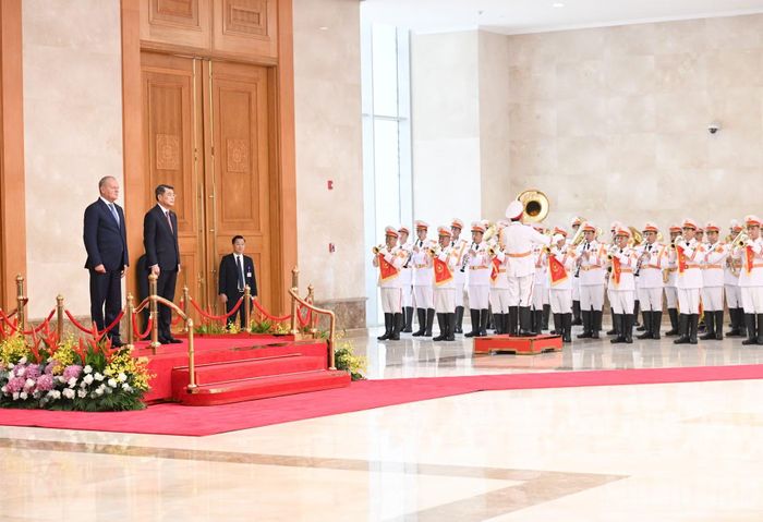 Thủ tướng Lê Minh Hưng và Thủ tướng Cộng hòa Ba Lan Donald Tusk thực hiện nghi lễ chào cờ hai nước.