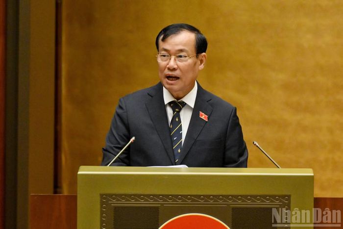 Thượng tướng Lê Tấn Tới, Chủ nhiệm Ủy ban Quốc phòng, An ninh và Đối ngoại của Quốc hội, trình bày Báo cáo thẩm tra dự án Luật.