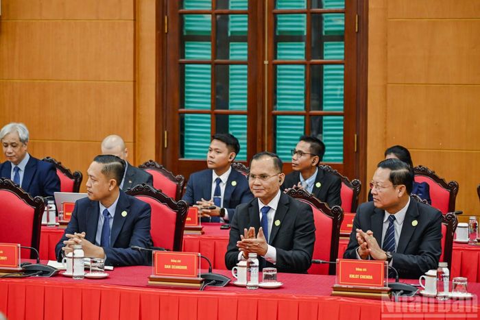 Đoàn cán bộ lãnh đạo trẻ Đảng Nhân dân Campuchia dự cuộc tiếp. (Ảnh: DUY LINH)
