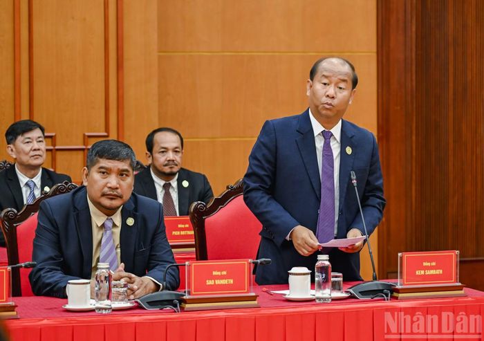 Đồng chí Kem Sambath, Phó Trưởng ban Đối ngoại Trung ương Đảng Nhân dân Campuchia phát biểu tại cuộc tiếp. (Ảnh: DUY LINH)
