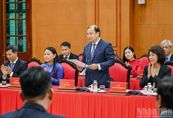 Đồng chí Lê Hải Bình, Phó Giám đốc Thường trực Học viện Chính trị Quốc gia Hồ Chí Minh phát biểu tại cuộc tiếp. (Ảnh: DUY LINH)