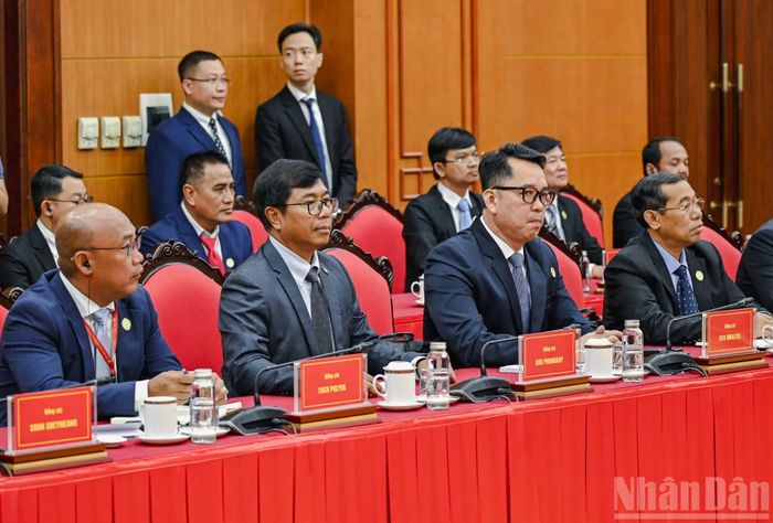 Đoàn cán bộ lãnh đạo trẻ Đảng Nhân dân Campuchia dự cuộc tiếp. (Ảnh: DUY LINH)
