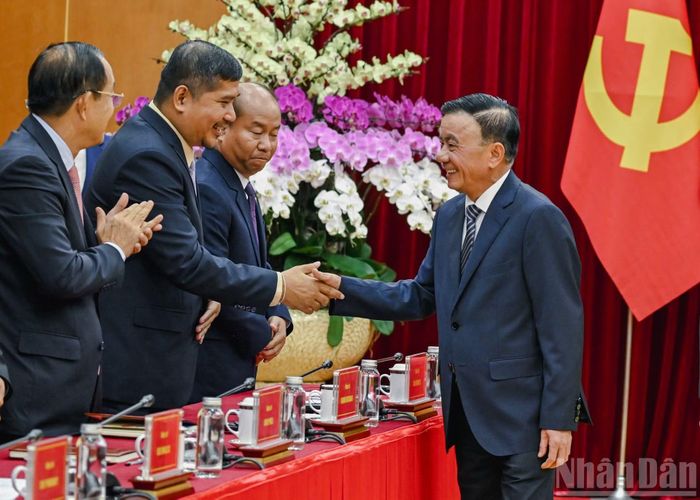 Thường trực Ban Bí thư Trần Cẩm Tú với Đoàn cán bộ lãnh đạo trẻ Đảng Nhân dân Campuchia. (Ảnh: DUY LINH)