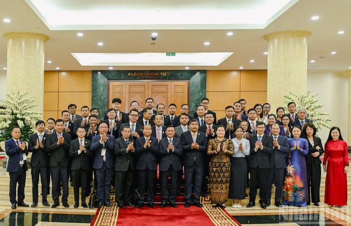 Thường trực Ban Bí thư Trần Cẩm Tú cùng các đại biểu với Đoàn cán bộ lãnh đạo trẻ Đảng Nhân dân Campuchia. (Ảnh: DUY LINH)