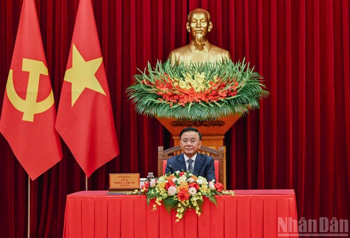 Thường trực Ban Bí thư Trần Cẩm Tú chủ trì cuộc tiếp Đoàn cán bộ lãnh đạo trẻ Đảng Nhân dân Campuchia. (Ảnh: DUY LINH)
