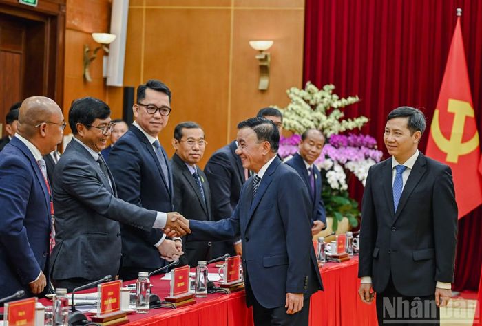 Thường trực Ban Bí thư Trần Cẩm Tú với Đoàn cán bộ lãnh đạo trẻ Đảng Nhân dân Campuchia. (Ảnh: DUY LINH)