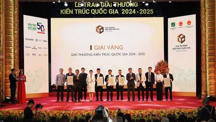 Các tác giả nhận giải Vàng tại Giải thưởng Kiến trúc Quốc gia 2024-2025. (Ảnh: Ban tổ chức)