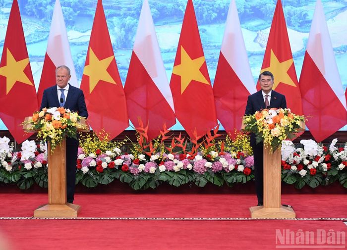 Thủ tướng Lê Minh Hưng và Thủ tướng Cộng hòa Ba Lan Donald Tusk tại cuộc gặp gỡ báo chí.