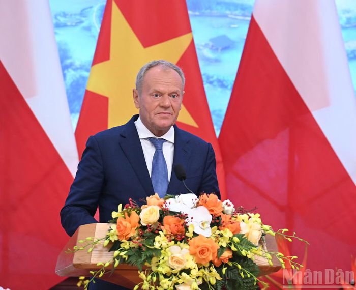 Thủ tướng Cộng hòa Ba Lan Donald Tusk phát biểu tại cuộc gặp gỡ báo chí.