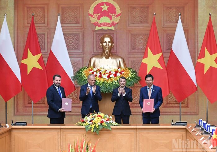  Thủ tướng Lê Minh Hưng và Thủ tướng Cộng hòa Ba Lan Donald Tusk chứng kiến lễ trao bản ghi nhớ về hợp tác du lịch﻿ giữa Bộ Văn hóa, Thể thao và Du lịch nước Cộng hòa xã hội chủ nghĩa Việt Nam và Bộ Thể thao và Du lịch nước Cộng hòa Ba Lan. 