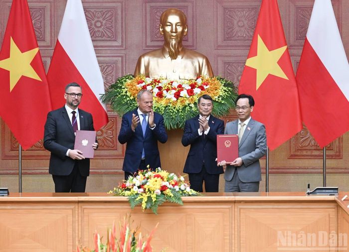  Thủ tướng Lê Minh Hưng và Thủ tướng Cộng hòa Ba Lan Donald Tusk chứng kiến lễ trao thỏa thuận hợp tác giữa Bộ Giáo dục và Đào tạo nước Cộng hòa xã hội chủ nghĩa Việt Nam và Bộ Khoa học và Giáo dục đại học nước Cộng hòa Ba Lan về hợp tác trong lĩnh vực giáo dục đại học và nghiên cứu khoa học﻿. 