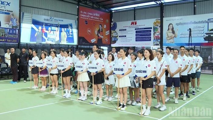Các câu lạc bộ tham dự lễ khai mạc giải đấu. (Ảnh: DUY TOÀN)