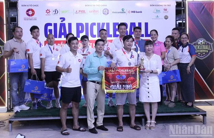 Ban tổ chức trao cúp, cờ, quà cho các đội đoạt giải. (Ảnh: DUY TOÀN)