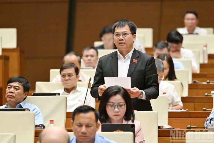Đại biểu Dương Khắc Mai (Đoàn Lâm Đồng) phát biểu tại hội trường. (Ảnh: THỦY NGUYÊN)