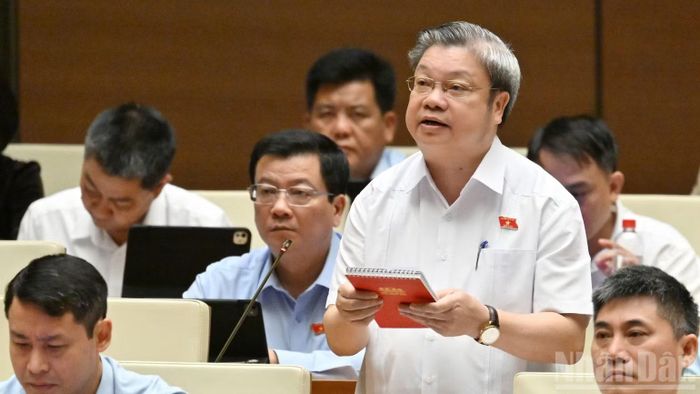 Đại biểu Bùi Văn Dũng (Đoàn Thanh Hóa) phát biểu tại hội trường. (Ảnh: THỦY NGUYÊN)