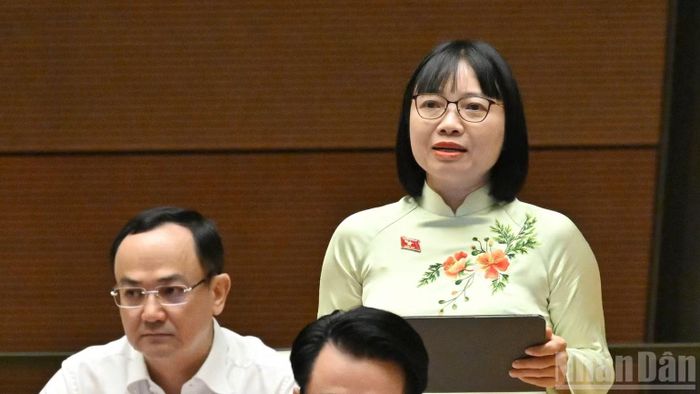 Đại biểu Nguyễn Thị Việt Nga, Phó trưởng Đoàn đại biểu Quốc hội chuyên trách thành phố Hải Phòng phát biểu tại hội trường. (Ảnh: THỦY NGUYÊN)