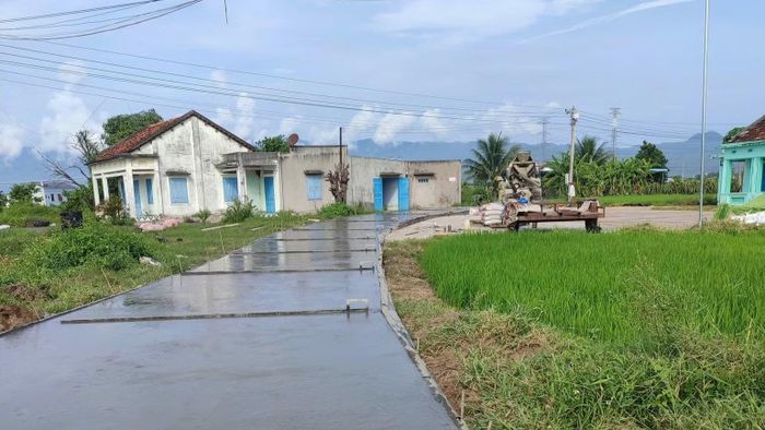 Đường Tổ 8 thôn Hàm Trí được đầu tư làm mới. (Ảnh: THUẬN THANH)