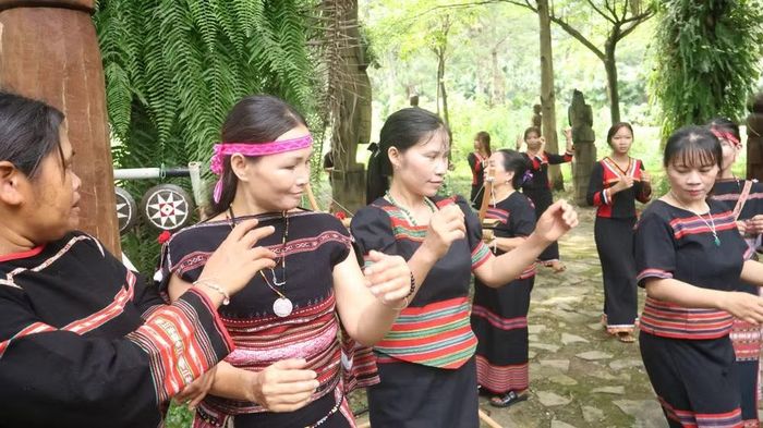 Các hoạt động văn hóa tại Làng Văn hóa-Du lịch các dân tộc Việt Nam. (Ảnh: ANH MINH)