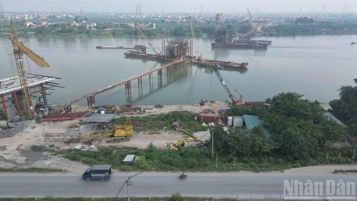 Để duy trì tiến độ, các nhà thầu đã huy động hơn 400 kỹ sư, công nhân cùng hơn 100 thiết bị, máy móc phục vụ thi công.