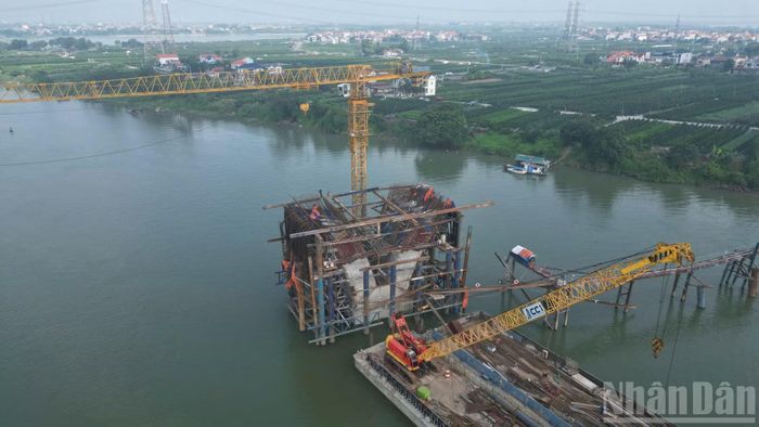 Nguồn lực được tập trung vào các hạng mục quan trọng, nhất là hệ thống trụ cầu trong lòng sông, kết cấu nhịp và cầu dẫn.