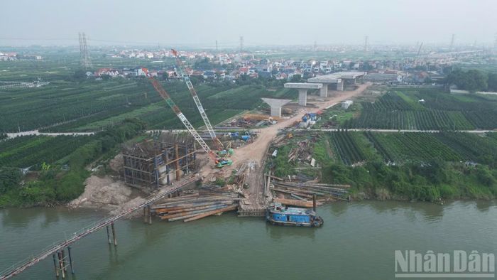 Riêng phần cầu vượt sông Hồng dài khoảng 2,024km, mặt cắt ngang rộng 24,5m, được thiết kế với 4 làn xe cơ giới và 2 làn dành cho xe máy, xe thô sơ.