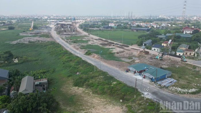 Khi hoàn thành, cầu sẽ kết nối với hệ thống đường dẫn hai đầu, góp phần hoàn thiện trục giao thông Vành đai 4 và tăng cường liên kết giữa Hà Nội với các địa phương trong vùng.