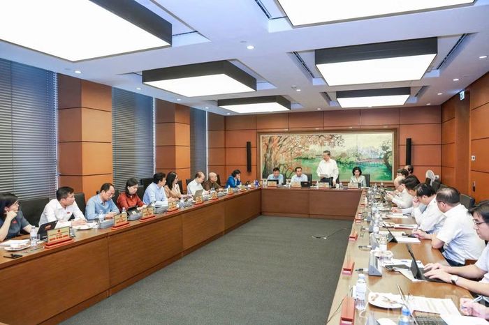 Quang cảnh phiên thảo luận ở Tổ 1. (Ảnh: DUY LINH)