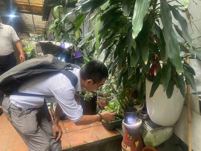 Cán bộ y tế giám sát chỉ số véc-tơ và đánh giá nguy cơ dịch bệnh sốt xuất huyết tại cộng đồng (Ảnh: CDC Hà Nội cung cấp)