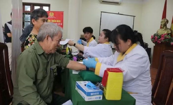Công an Điện Biên và các đơn vị lấy mẫu ADN của thân nhân liệt sĩ. (Ảnh: Công an Điện Biên)