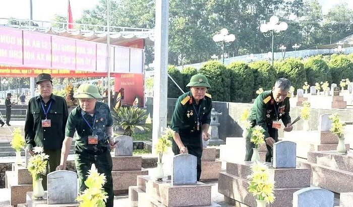 Các cựu chiến binh, người có công tại tỉnh Điện Biên dâng hương, tri ân các anh hùng liệt sĩ tại Nghĩa trang liệt sĩ Tông Khao, xã Thanh Nưa, tỉnh Điện Biên. (Ảnh: LÊ LAN)